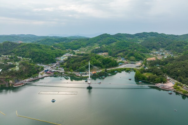 출처: 게티이미지뱅크 (출렁다리 여행)