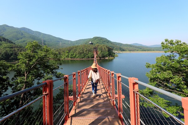 출처: 게티이미지뱅크 (출렁다리 여행)