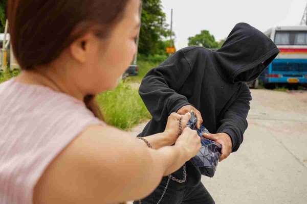 출처: 게티이미지뱅크 (해외 여행 범죄)