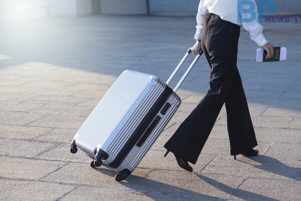 출처: 게티이미지뱅크 (공항 외투 보관 서비스)