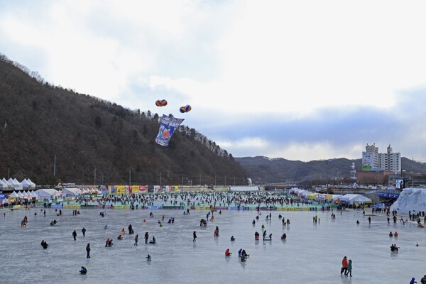 출처: 게티이미지뱅크 (겨울 지역 축제)