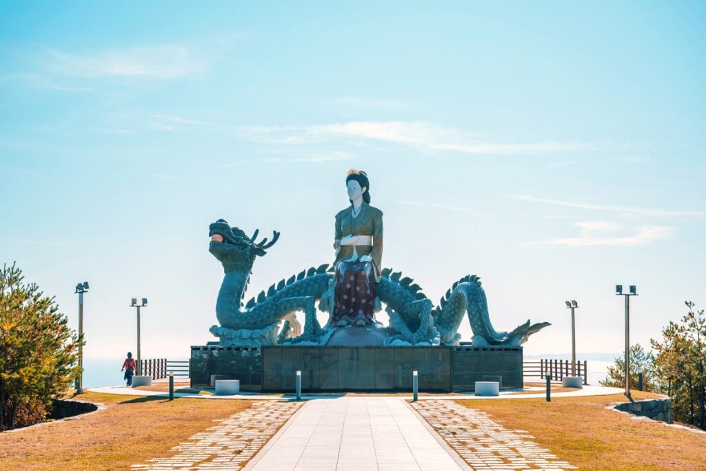 Lady Suro Heonhwa Park sculpture
